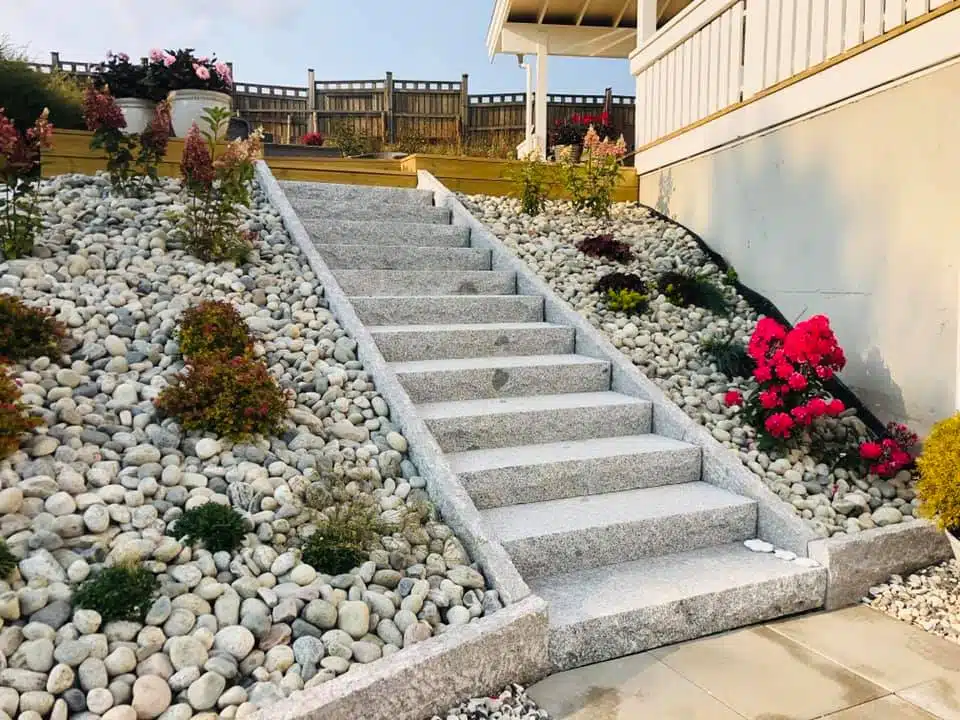 Sten trapp opp til platting